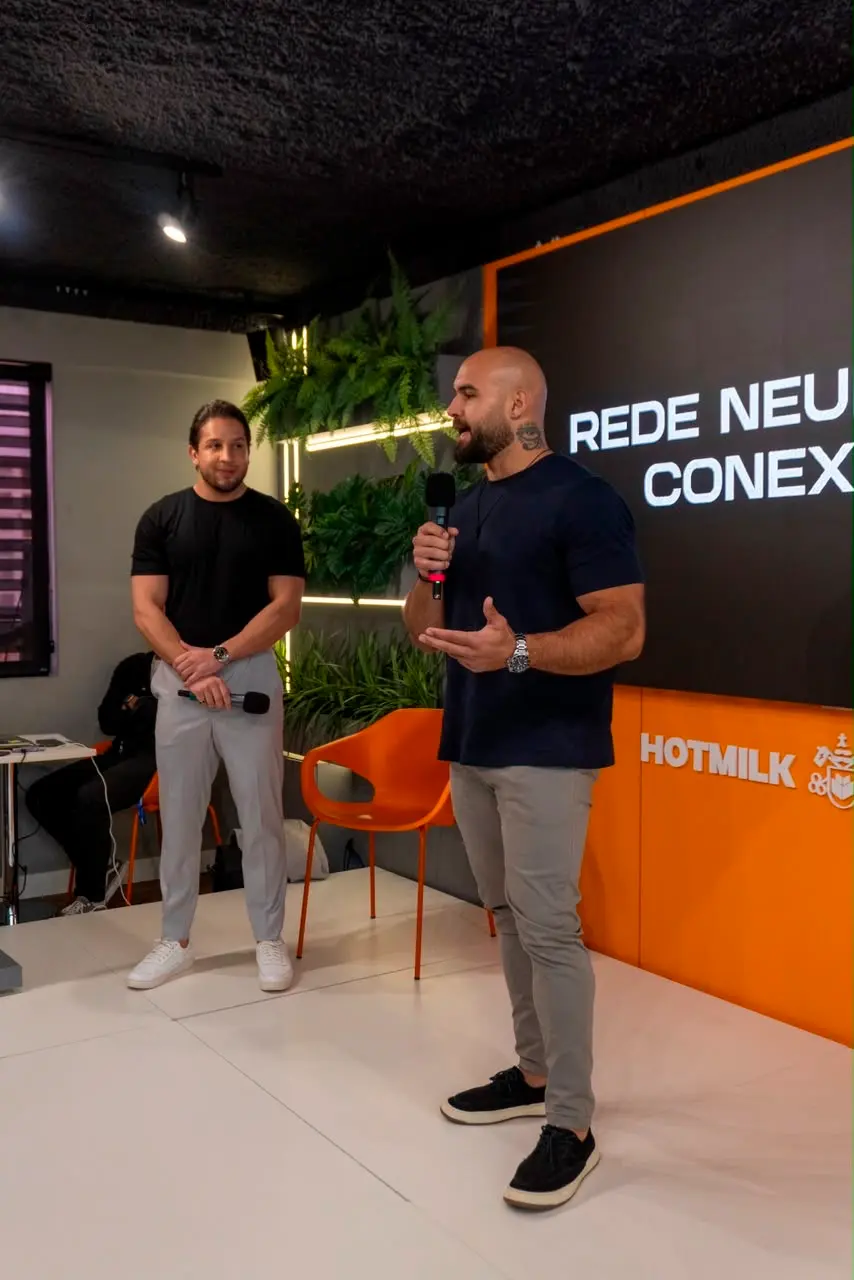 Hugo Chagas palestrando no lançamento da MUVX